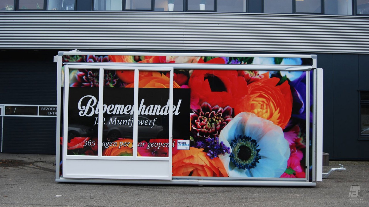 Zijaanzicht van een aanhangwagen voor bloemen met gesloten luifel
