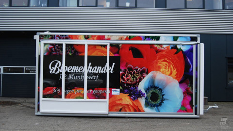Zijaanzicht van een aanhangwagen voor bloemen met gesloten luifel