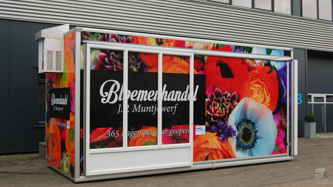 Zijaanzicht van een aanhangwagen voor bloemen met gesloten luifel