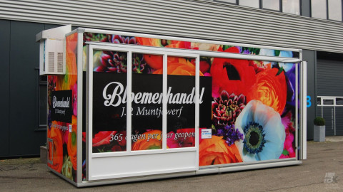 Zijaanzicht van een aanhangwagen voor bloemen met gesloten luifel