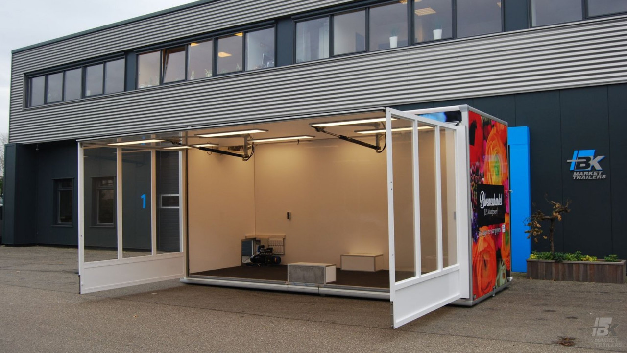 Zijaanzicht van een aanhangwagen voor bloemen met geopende luifel