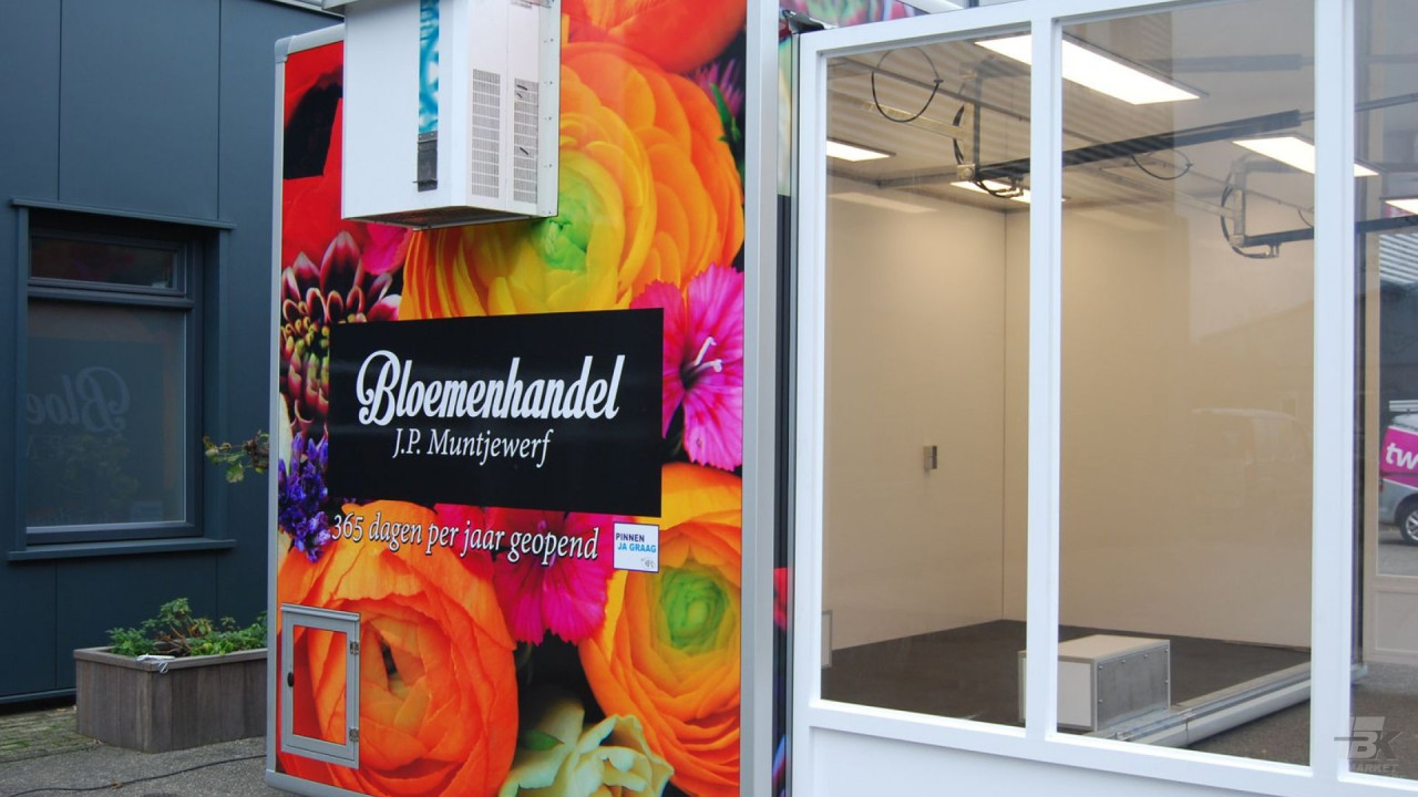 Achteraanzicht van een aanhangwagen voor bloemen met geopende luifel