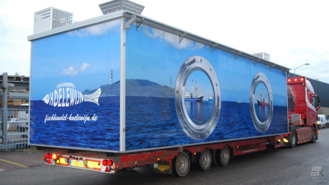 Complete combinatie van een opleggertrekker met kiosk oplegger voor vis