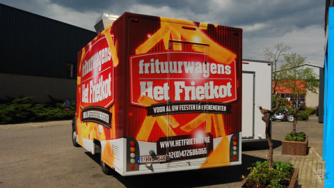 Achteraanzicht van een verkoopwagen voor patat