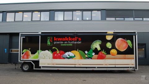 Zijaanzicht van een aanhangwagen voor groente en fruit met gesloten luifel