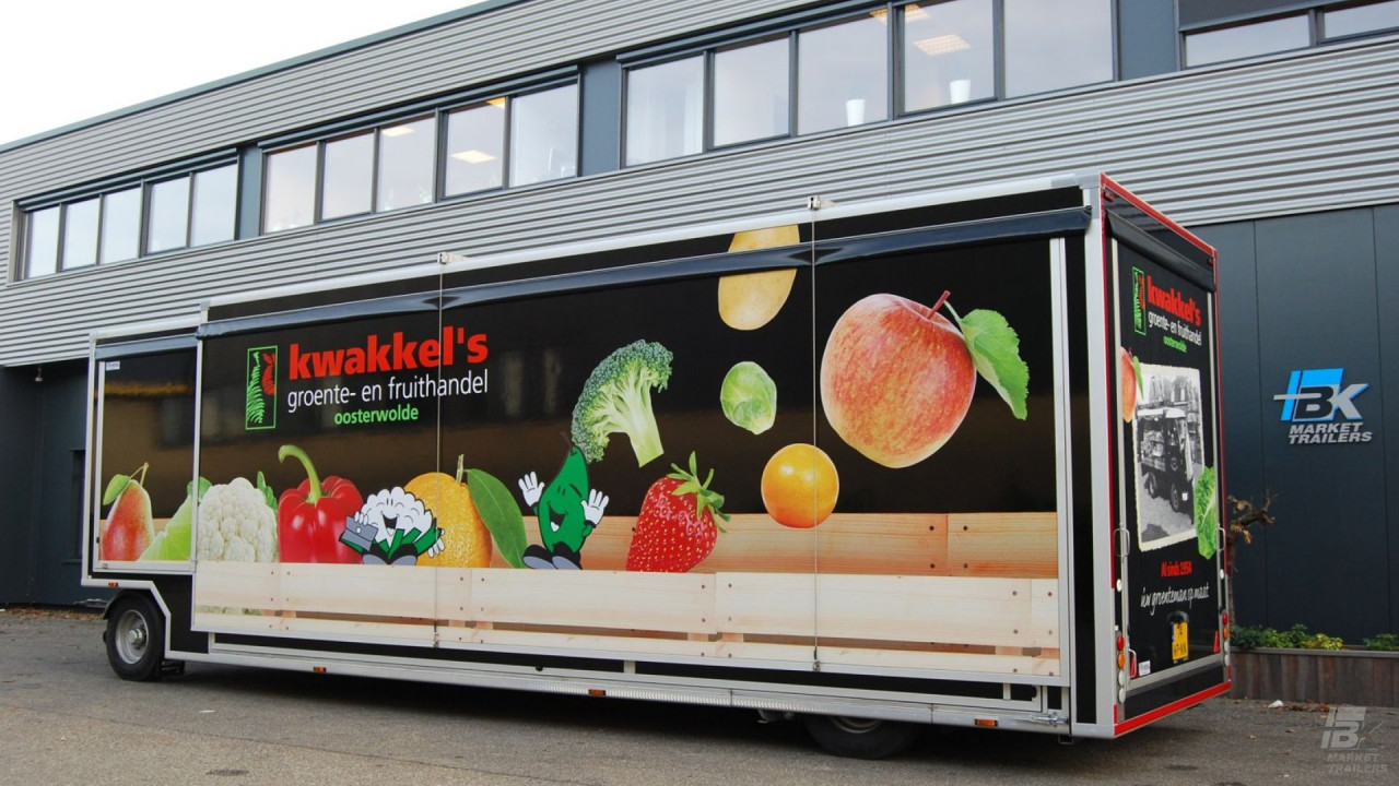 Zijaanzicht van een aanhangwagen voor groente en fruit met gesloten luifel