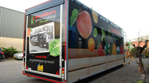 Achteraanzicht van een aanhangwagen voor groente en fruit