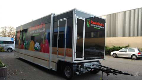 Vooraanzicht van een aanhangwagen voor groente en fruit