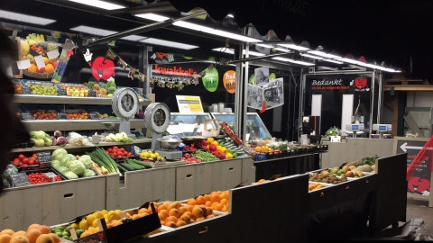 Binnenkant van een aanhangwagen, gevuld met groente en fruit