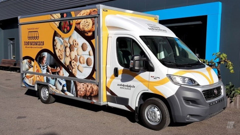 Zijaanzicht van een verkoopwagen voor koeken met gesloten luifel