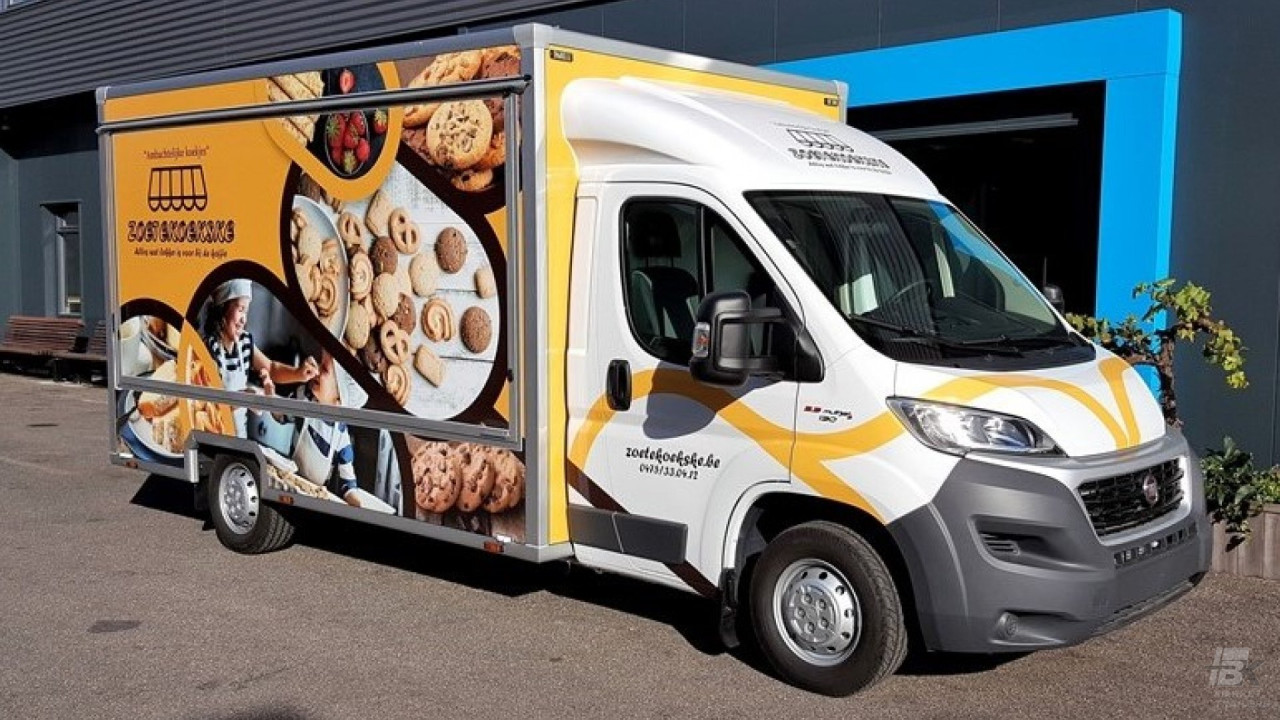 Zijaanzicht van een verkoopwagen voor koeken met gesloten luifel