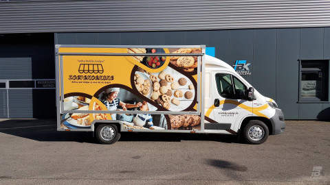 Zijaanzicht van een verkoopwagen voor koeken met gesloten luifel