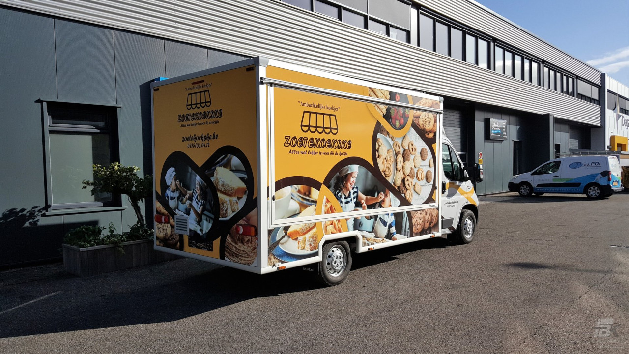 Zijaanzicht van een verkoopwagen voor koeken met gesloten luifel