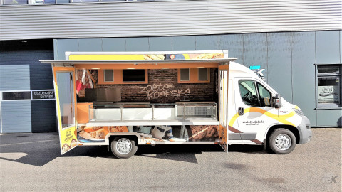 Zijaanzicht van een verkoopwagen voor koeken met geopende luifel
