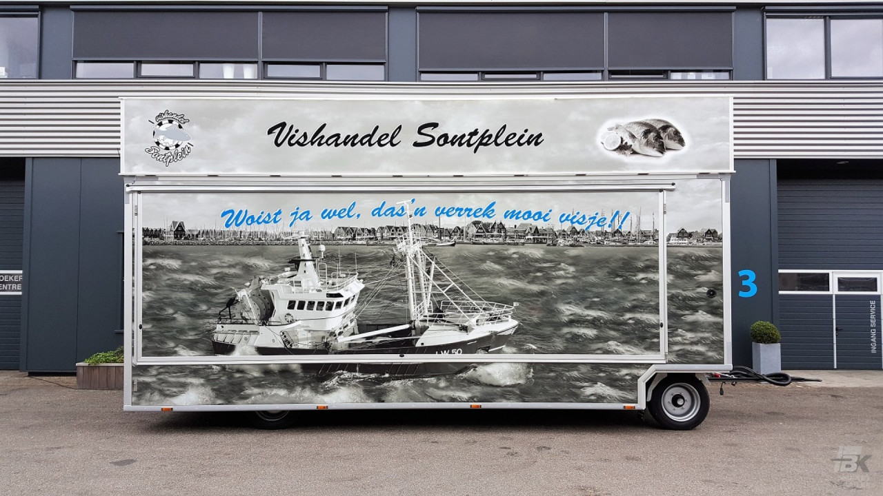 Zijaanzicht van een aanhangwagen voor vis met gesloten luifel