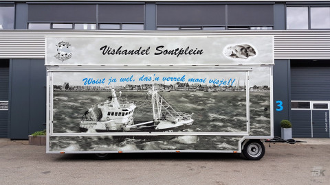 Zijaanzicht van een aanhangwagen voor vis met gesloten luifel