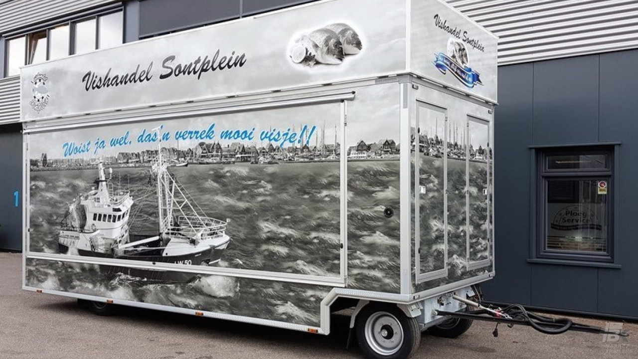 Zijaanzicht van een aanhangwagen voor vis met gesloten luifel