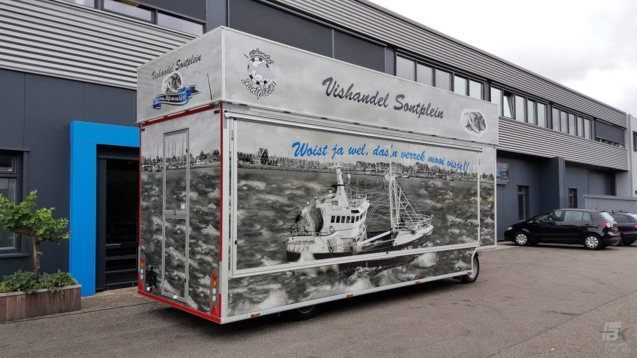 Zijaanzicht van een aanhangwagen voor vis met gesloten luifel