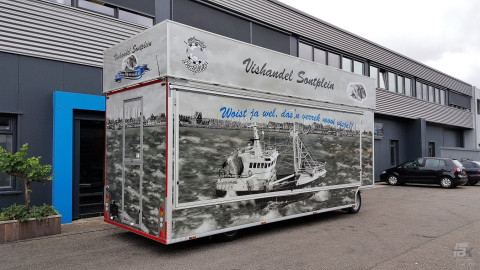 Zijaanzicht van een aanhangwagen voor vis met gesloten luifel