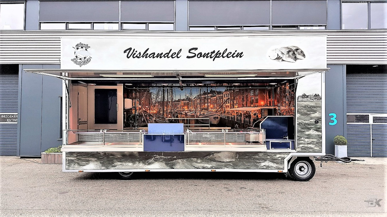 Zijaanzicht van een aanhangwagen voor vis met geopende luifel