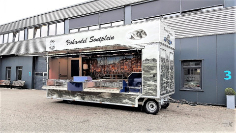 Zijaanzicht van een aanhangwagen voor vis met geopende luifel