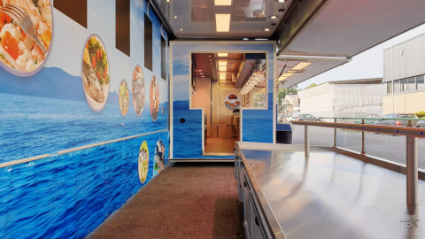 Detail van reclamebestickering aan de binnenkant van een uitschuifbare aanhangwagen voor vis