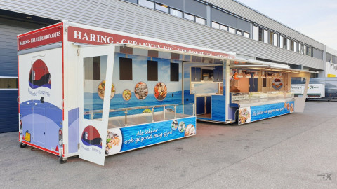Zijaanzicht van een uitschuifbare aanhangwagen voor vis met geopende luifels