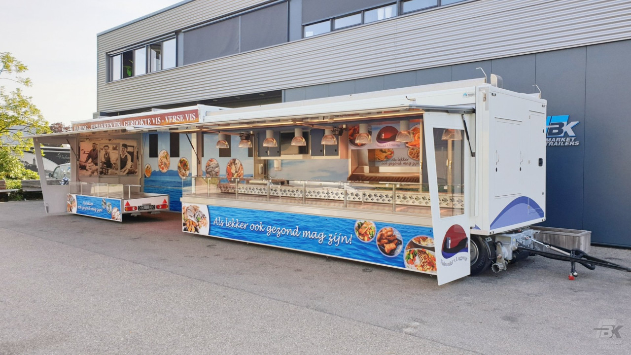 Zijaanzicht van een uitschuifbare aanhangwagen voor vis met geopende luifels