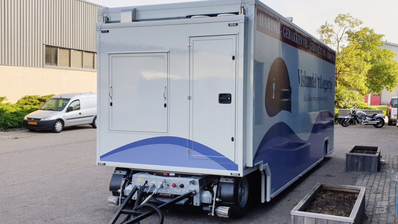 Vooraanzicht van een uitschuifbare aanhangwagen voor vis