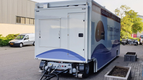 Vooraanzicht van een uitschuifbare aanhangwagen voor vis