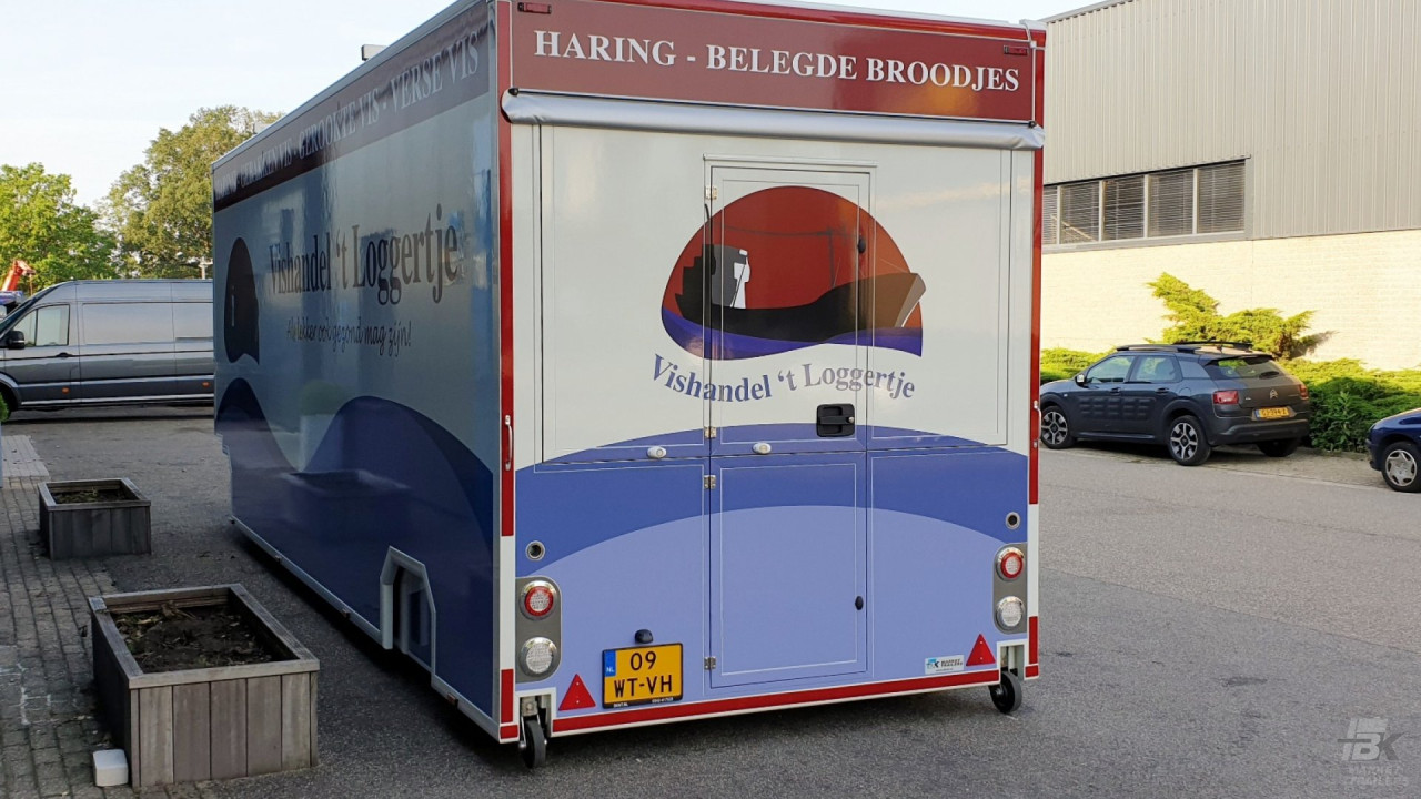 Achteraanzicht van een uitschuifbare aanhangwagen voor vis
