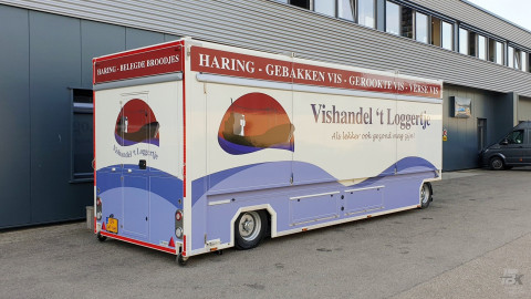 Zijaanzicht van een uitschuifbare aanhangwagen voor vis met gesloten luifel
