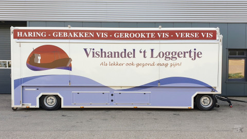 Zijaanzicht van een uitschuifbare aanhangwagen voor vis met gesloten luifel