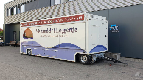 Zijaanzicht van een uitschuifbare aanhangwagen voor vis met gesloten luifel