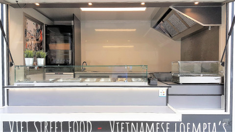 Binnenkant van een kleine aanhangwagen voor loempia's