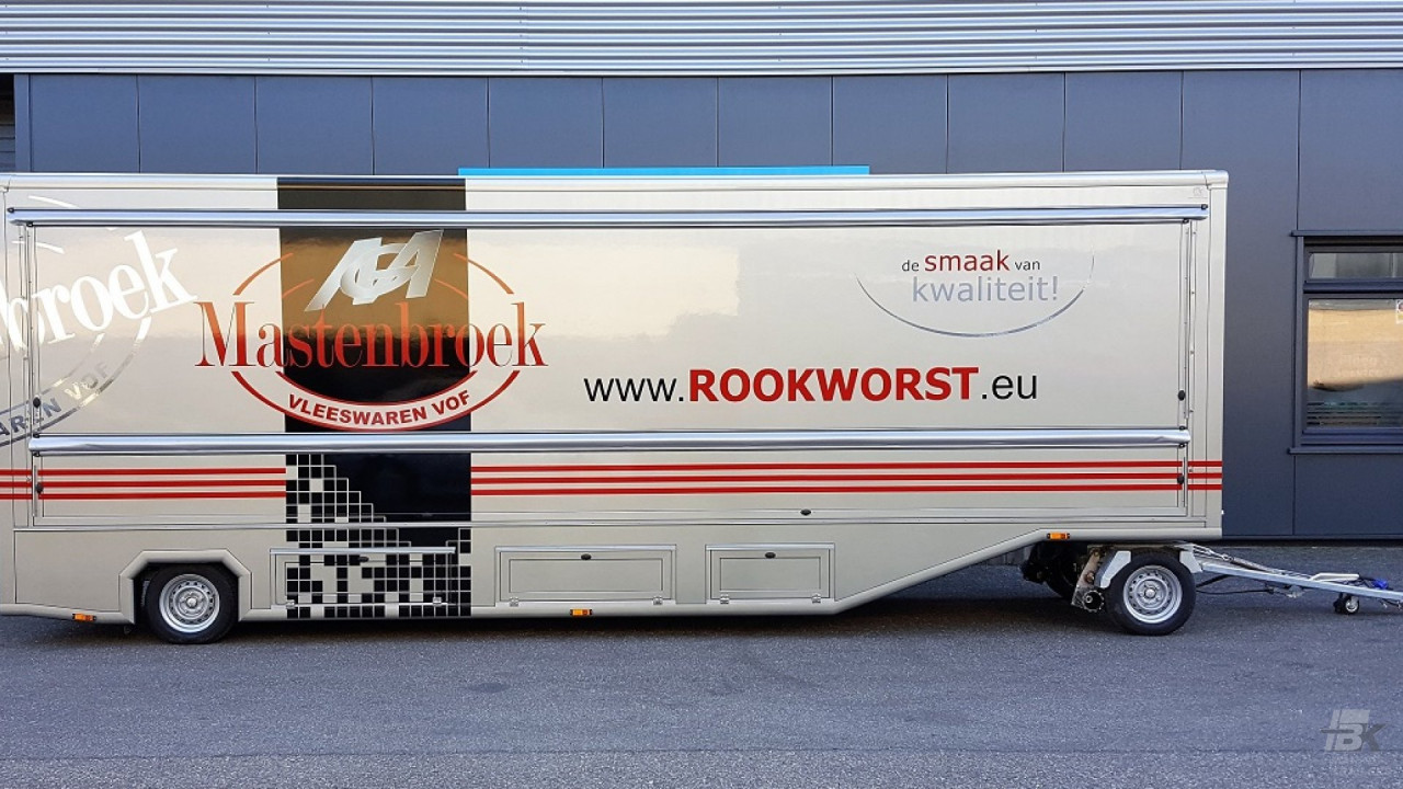 Zijaanzicht van een aanhangwagen voor poelierswaren met gesloten luifel