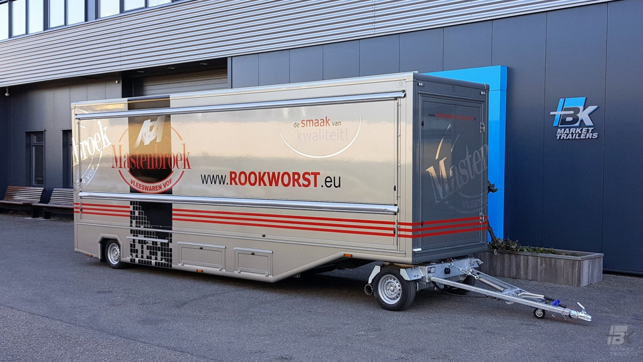 Zijaanzicht van een aanhangwagen voor poelierswaren met gesloten luifel