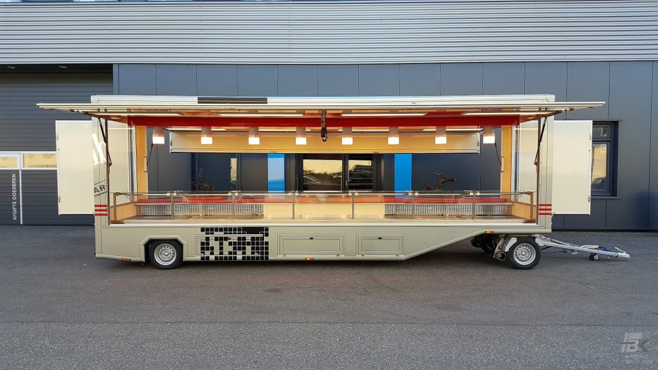 Zijaanzicht van een aanhangwagen voor poelierswaren met geopende luifel
