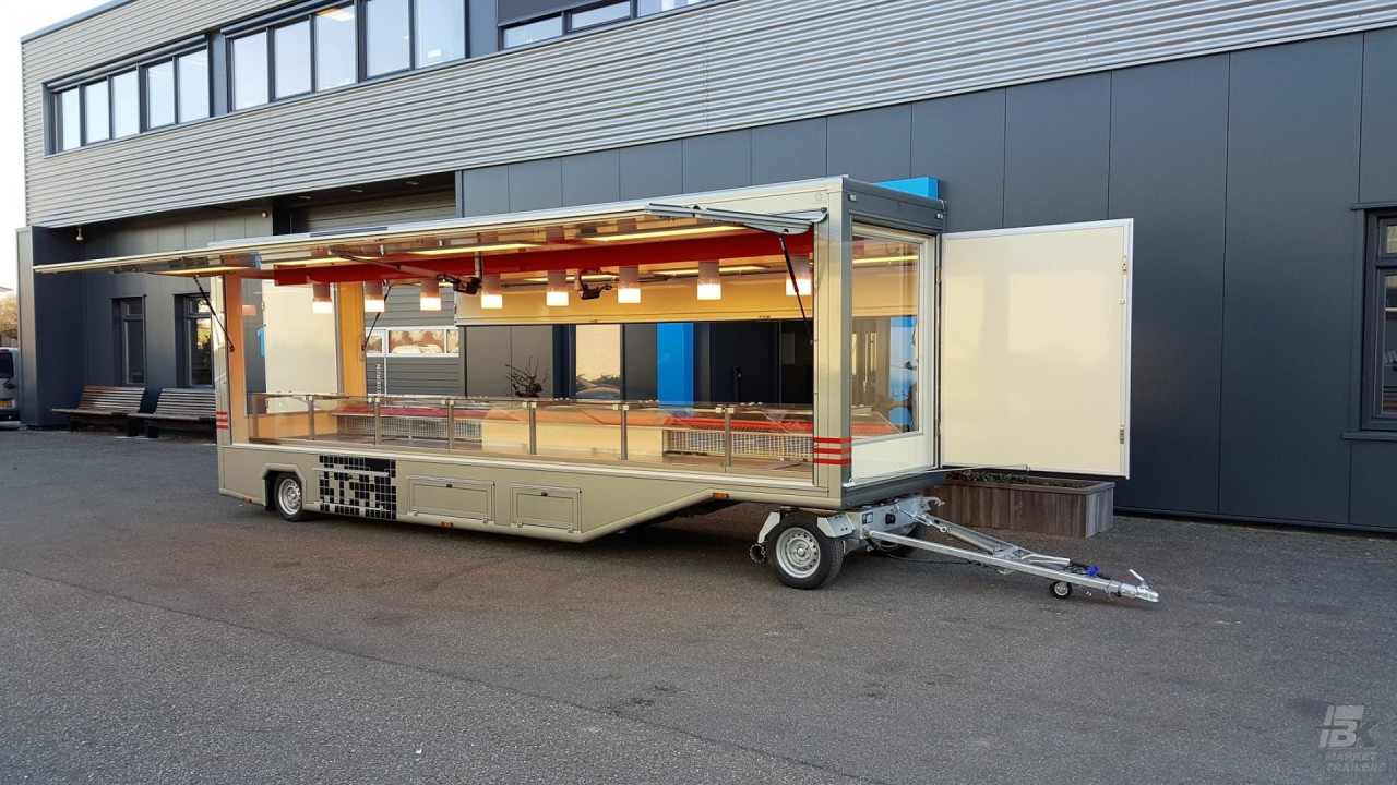 Zijaanzicht van een aanhangwagen voor poelierswaren met geopende luifel
