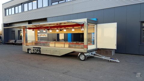 Zijaanzicht van een aanhangwagen voor poelierswaren met geopende luifel