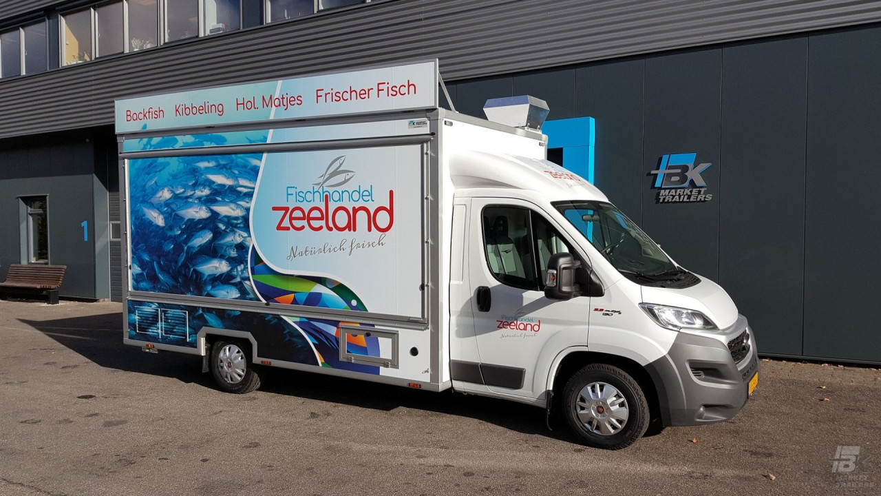 Zijaanzicht van een verkoopwagen voor vis met gesloten luifel