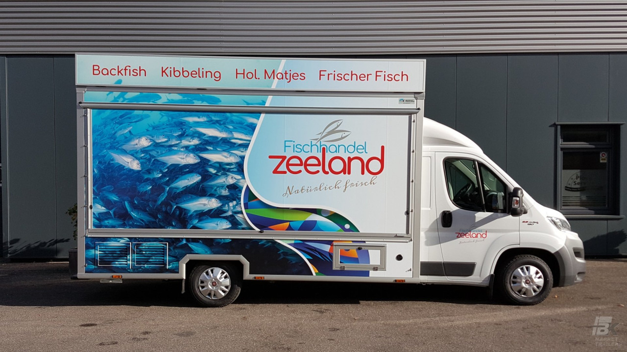 Zijaanzicht van een verkoopwagen voor vis met gesloten luifel