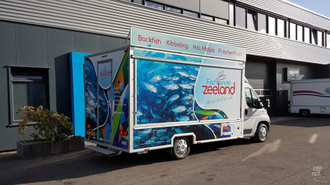 Zijaanzicht van een verkoopwagen voor vis met gesloten luifel