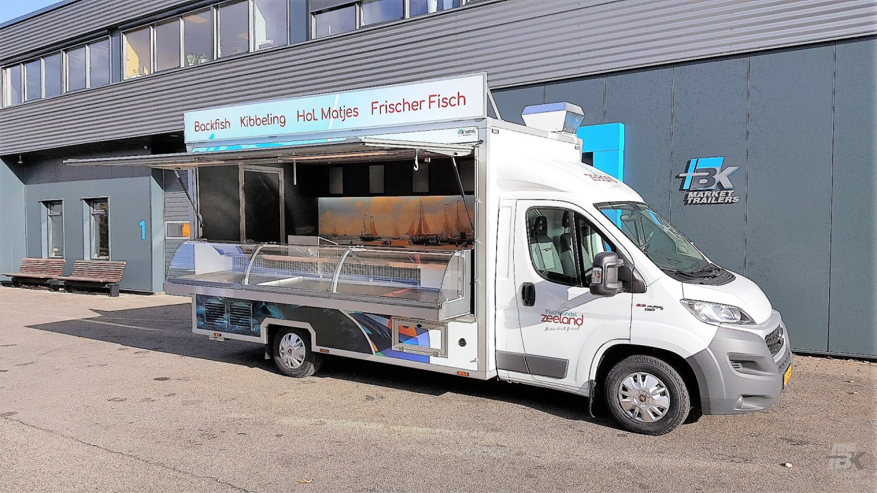 Zijaanzicht van een verkoopwagen voor vis met geopende luifel