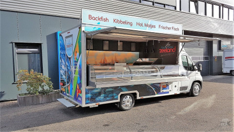 Zijaanzicht van een verkoopwagen voor vis met geopende luifel