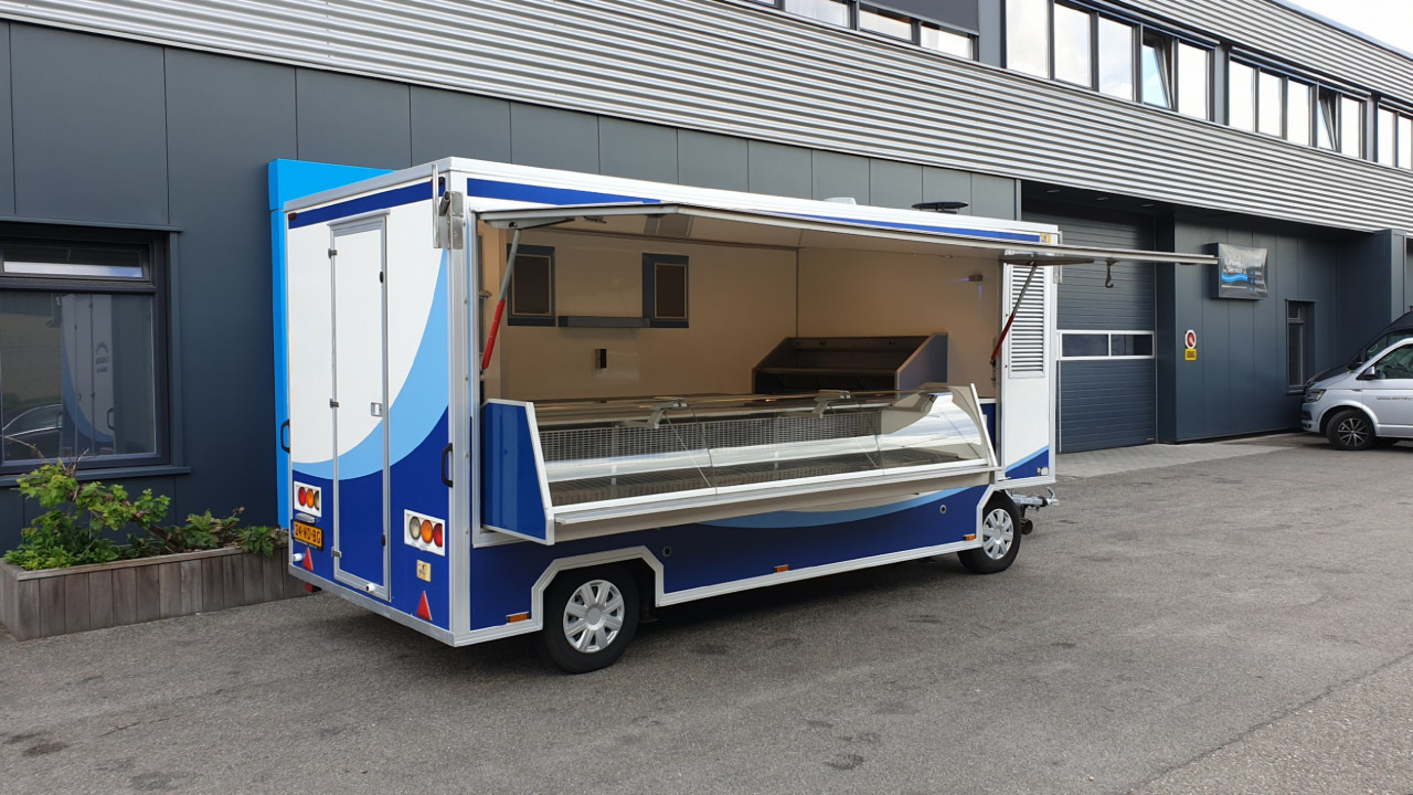 Zijaanzicht van een aanhangwagen voor diverse branches met geopende luifel