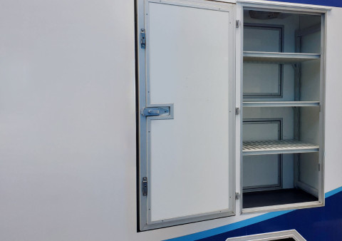 Geopende deur met opbergruimte aan de binnenkant van een aanhangwagen voor diverse branches