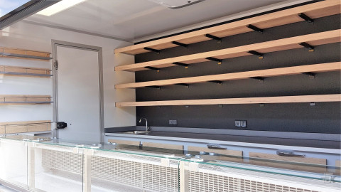 Binnenkant van een verkoopwagen voor kaas