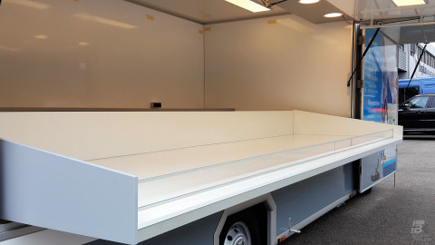 Binnenkant van een verkoopwagen voor stofzuigerzakken