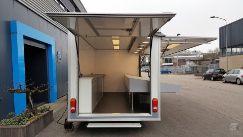 Achteraanzicht van een verkoopwagen voor stofzuigerzakken